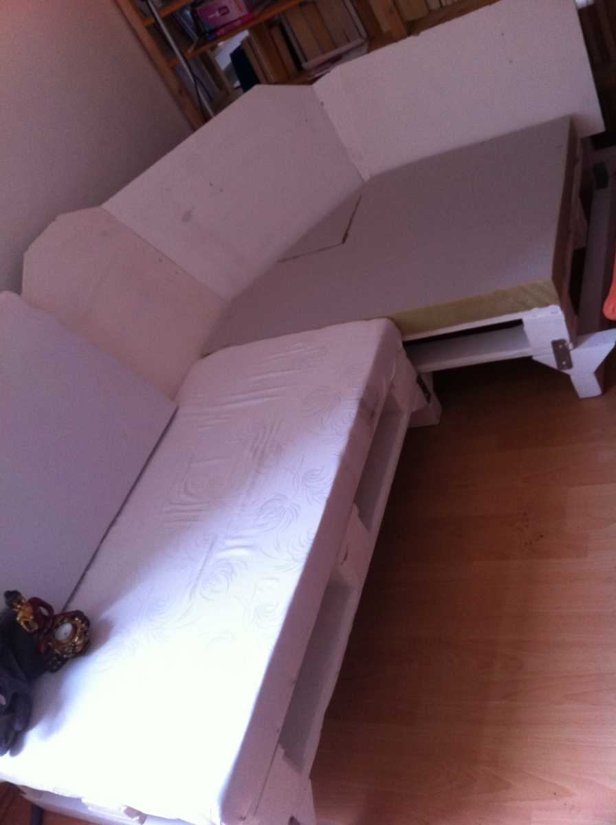 pallet sofa corner upholstering 07 Как своими руками сделать диван из поддонов? %d0%bc%d0%b5%d0%b1%d0%b5%d0%bb%d1%8c poddon palletyi 