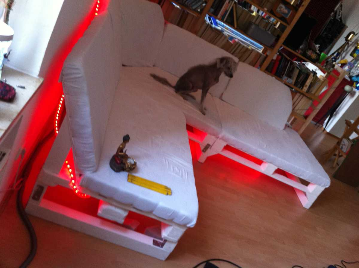 sofa upholstering finished illuminated 08 Как своими руками сделать диван из поддонов? %d0%bc%d0%b5%d0%b1%d0%b5%d0%bb%d1%8c poddon palletyi 