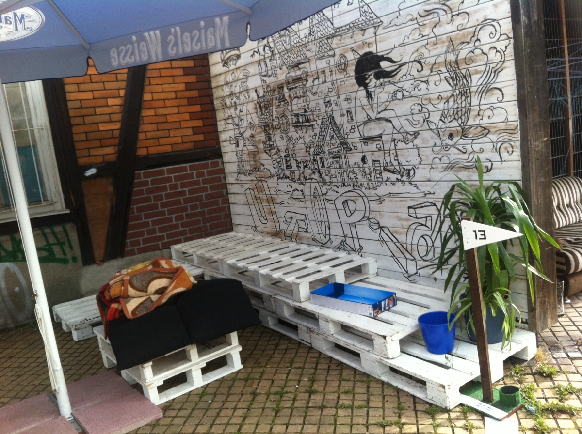Pallet outdoor bench and table, utopiastadt wuppertal pallet ... Gemütliches schlafzimmer