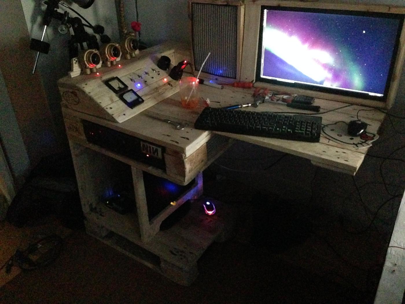 Steampunk pallet desk (with server) part 1 pallet furniture ... Gemütliches schlafzimmer