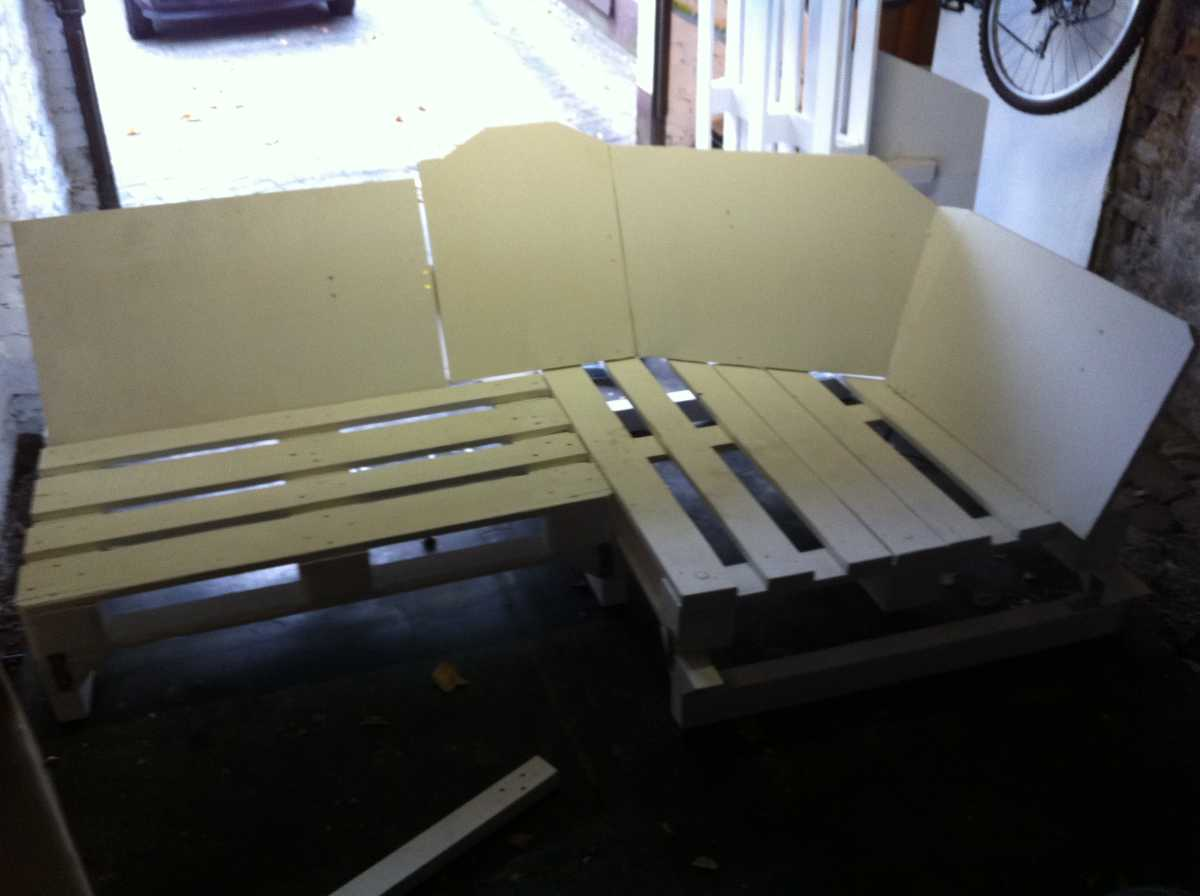 Pallet sofa, part 2: Sofa Corner and core assembly