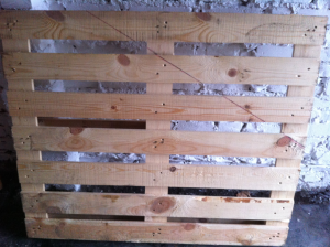 Pallet with marked cutting edge