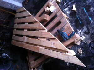 Pallet desk base structure: support beam bolted to the rear side