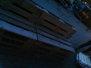 Wide pallet bench with bottle decoration, Bochum, Bermuda3eck