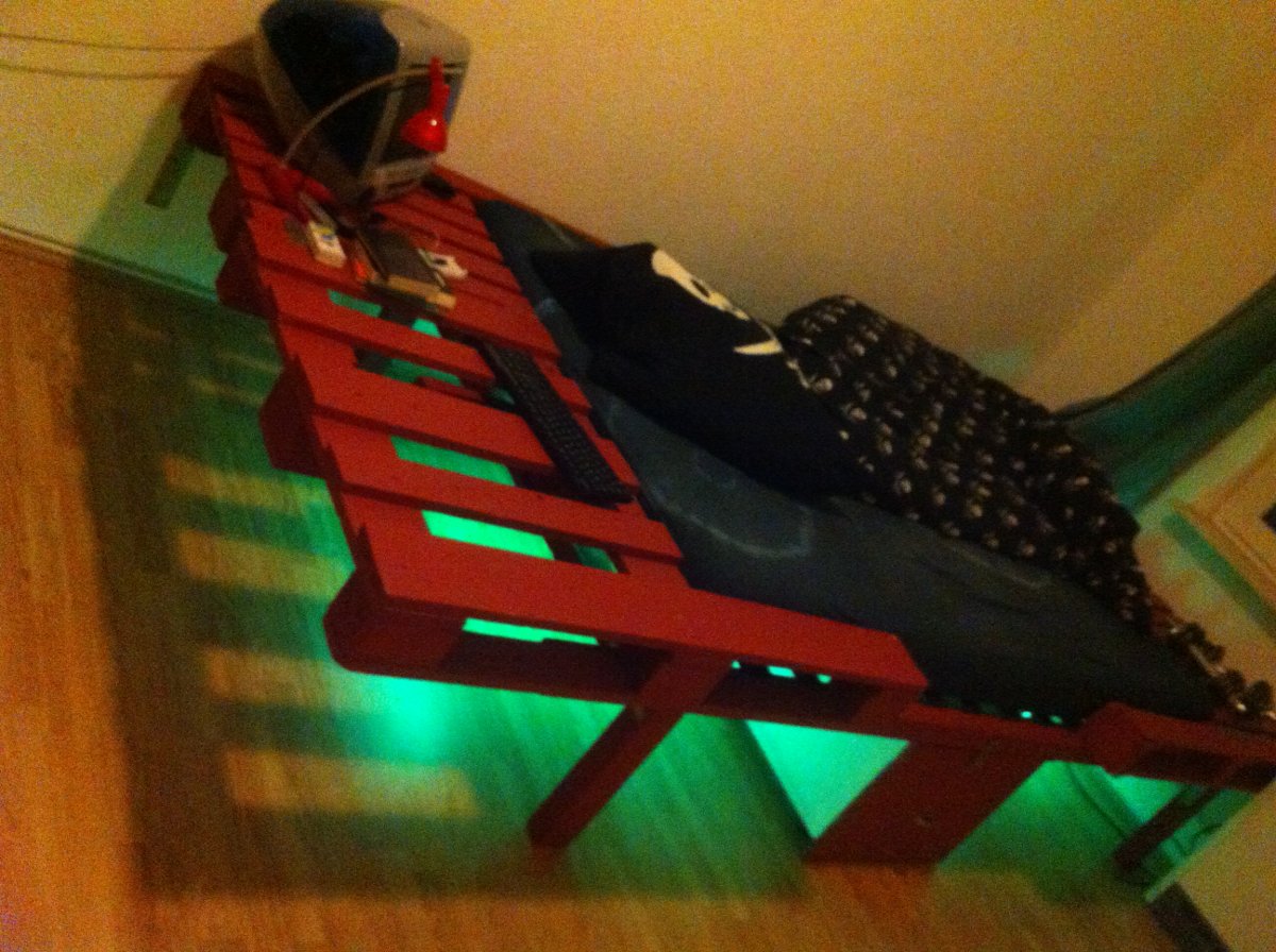 DIY illuminated pallet bed, viev angle 1