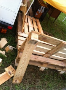 Pallet bench, backrest, protruding nails 