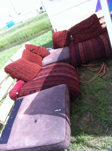 Mobile outdoor sofa made from pallets, pillowed - OHM2013