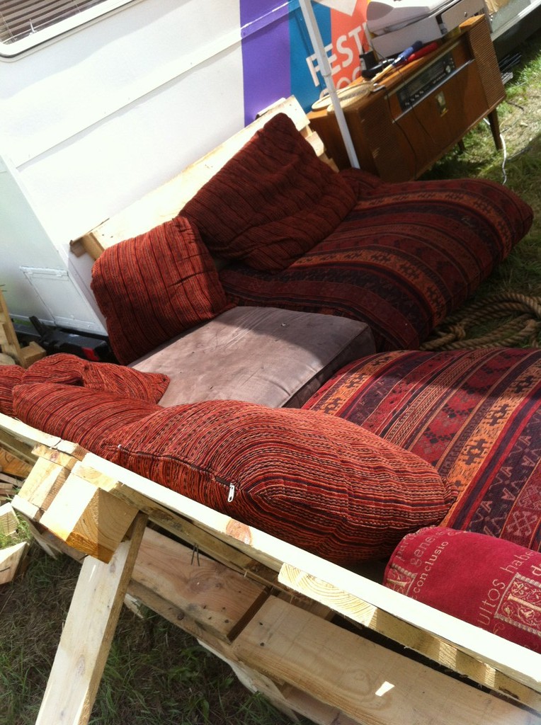 Outdoor pallet bench, upholstered with pillows, OHM2013