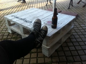 Simple outdoor pallet table, in use