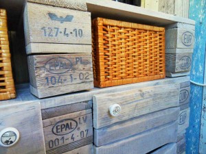 Pallet cabinet with doorknobs, Detail