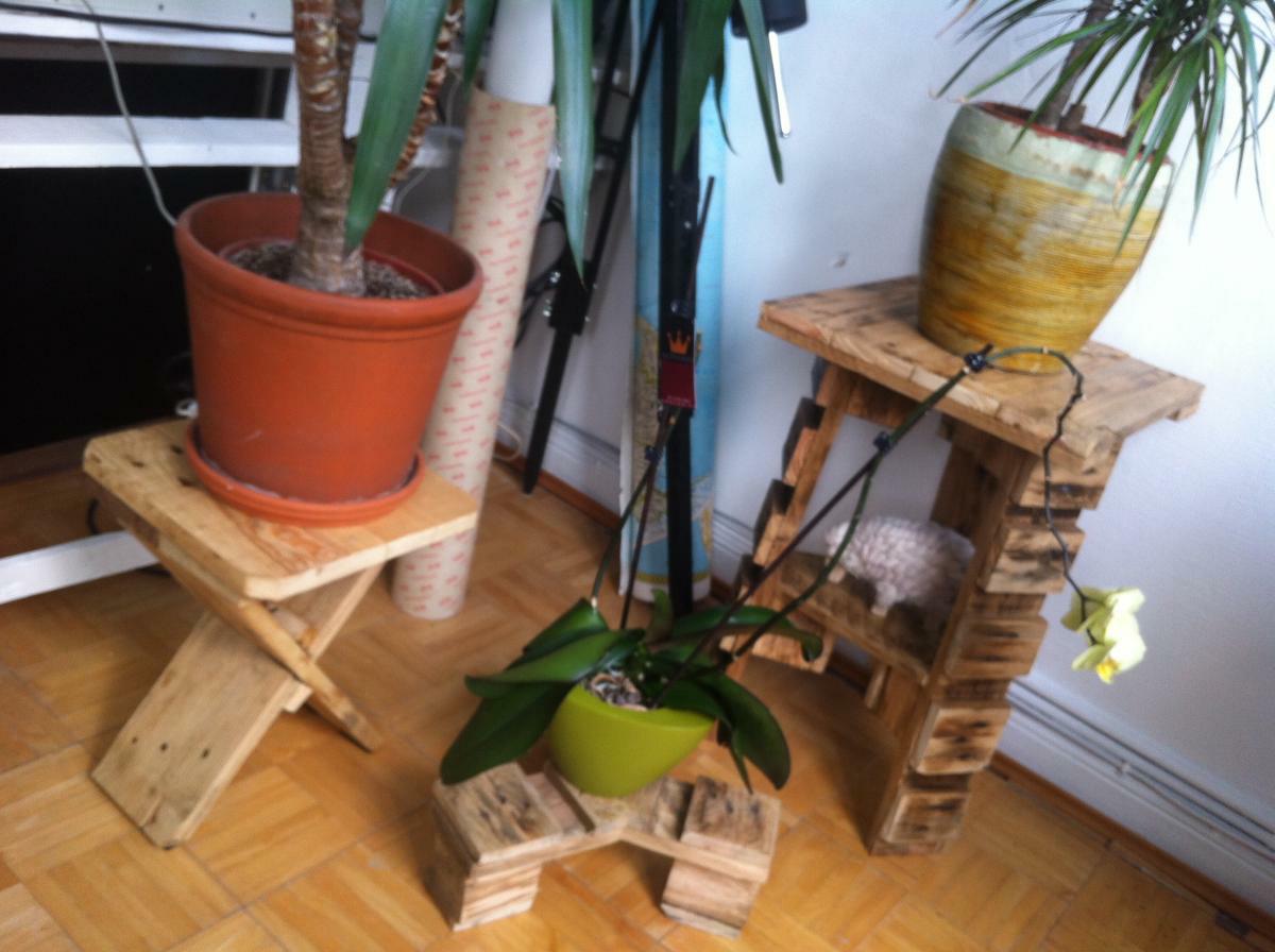 Flower stands, small garden furniture: Pallet leftovers