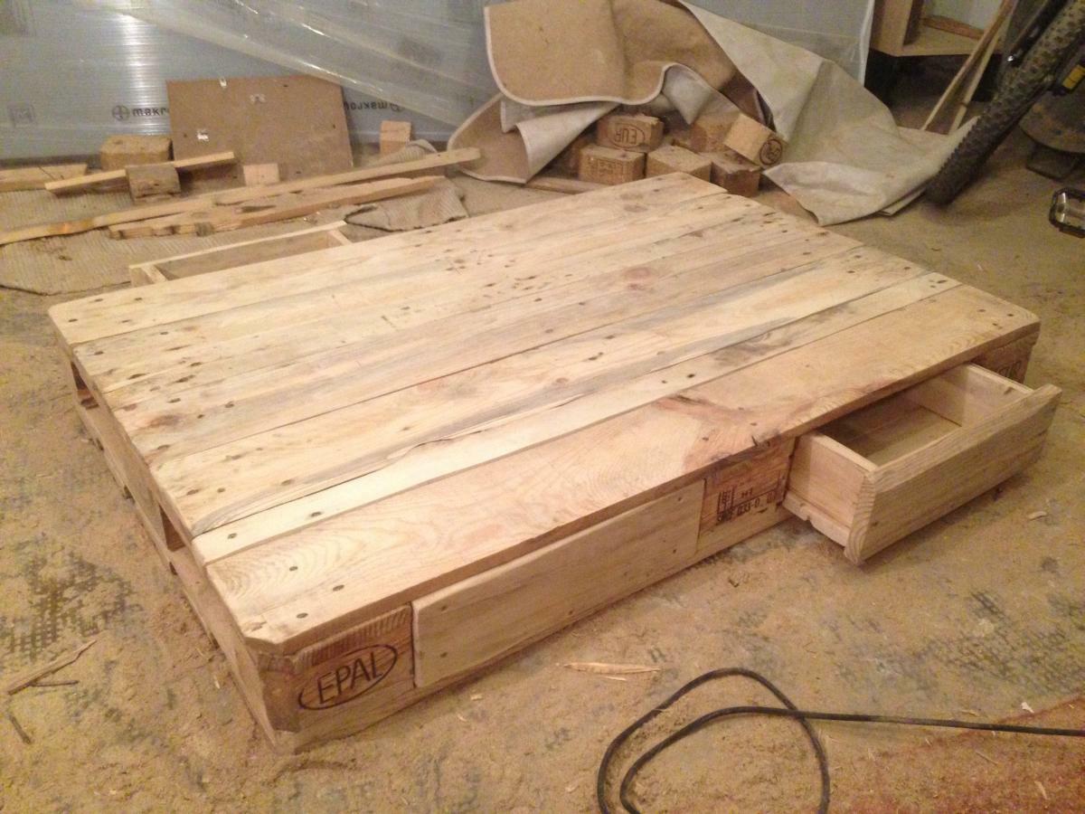 Paletten Tisch auf Rollen mit Getränkehalter  Diy wood pallet projects,  Diy interior, Pallet table