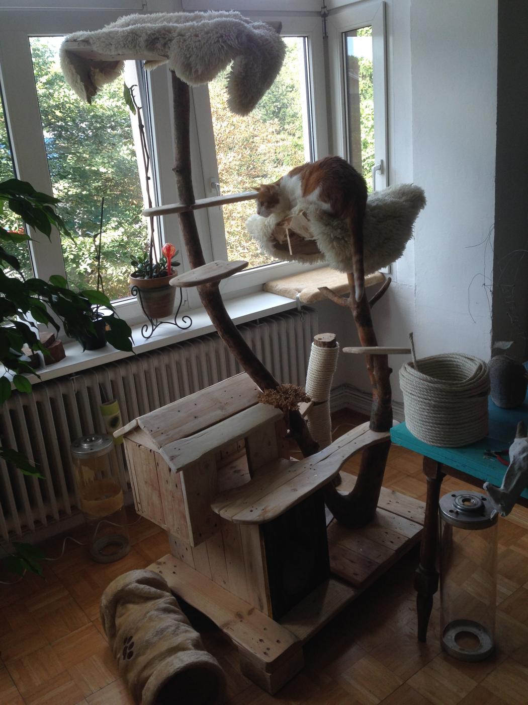 Cat scratching post and cat house from pallet wood, bark ...