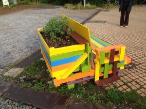 Pallet bench, integrated flowerbed, Utopiastadt